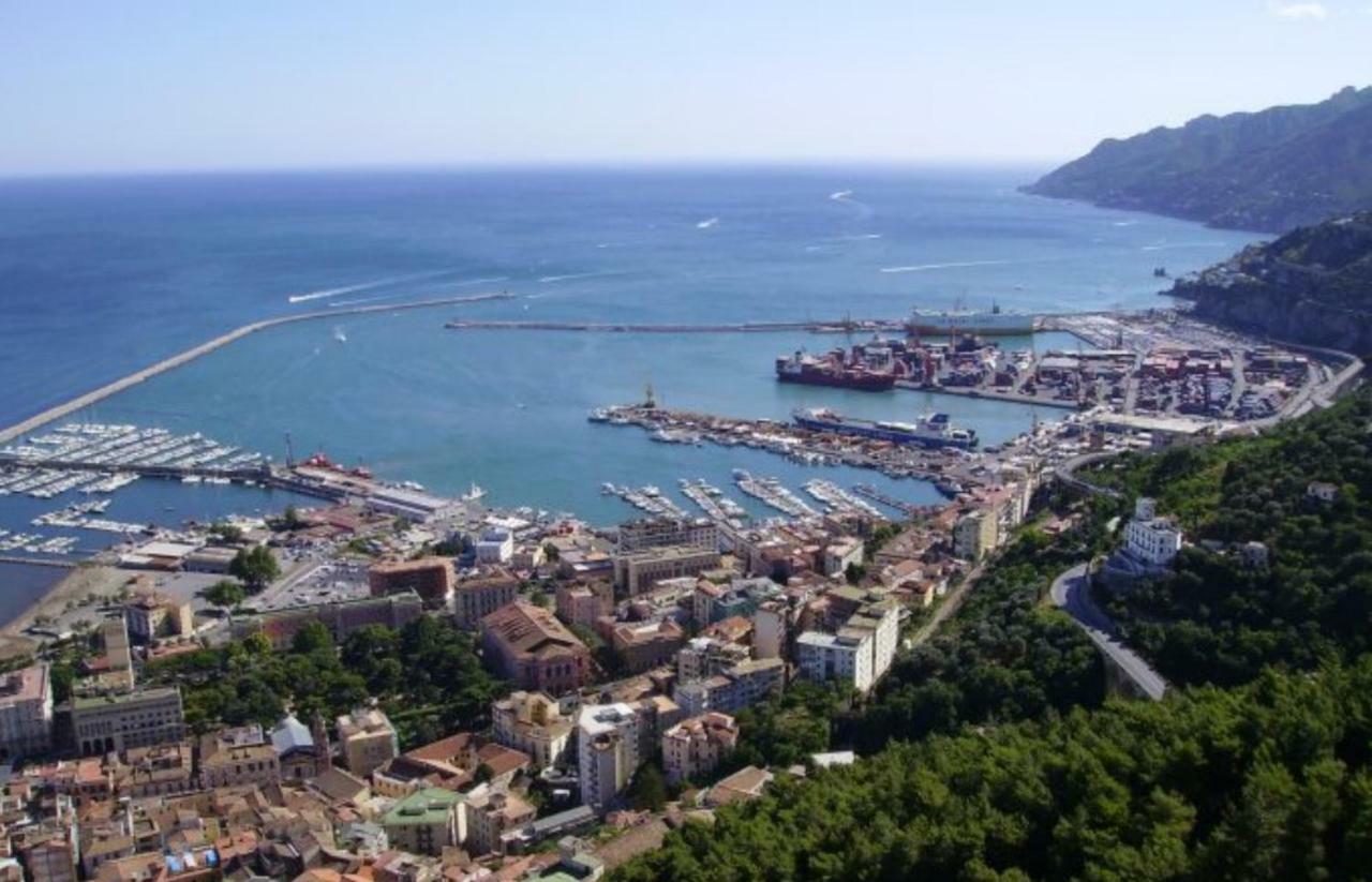 Casa Vacanza "Al Vicolo Delle Colonne" Salerno Zewnętrze zdjęcie