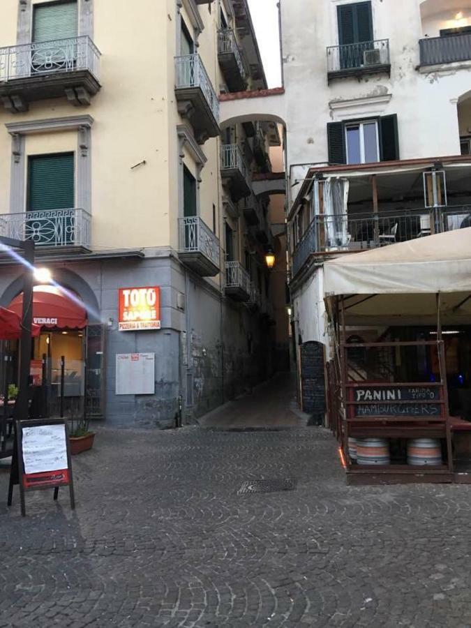Casa Vacanza "Al Vicolo Delle Colonne" Salerno Zewnętrze zdjęcie
