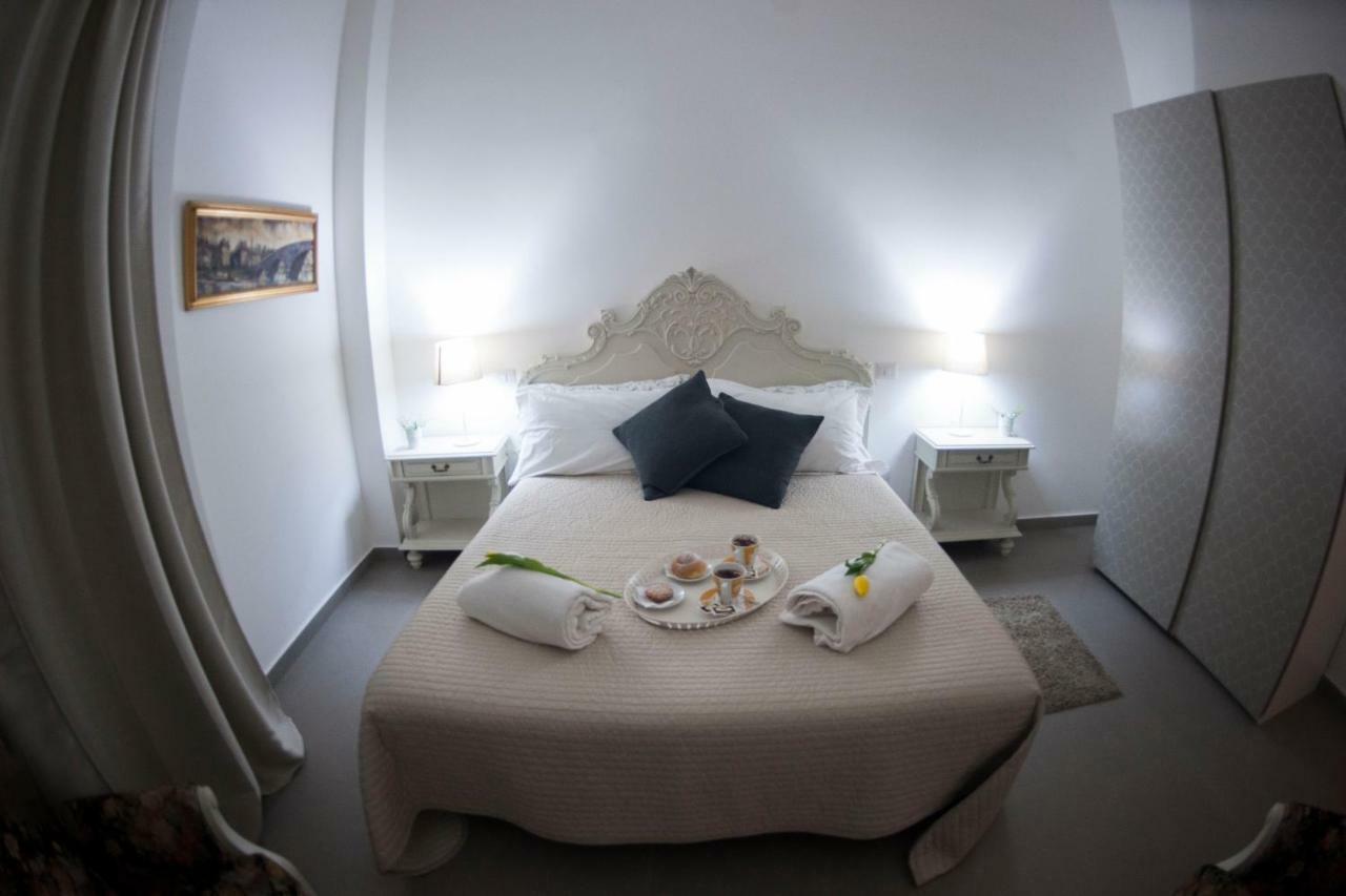 Casa Vacanza "Al Vicolo Delle Colonne" Salerno Zewnętrze zdjęcie